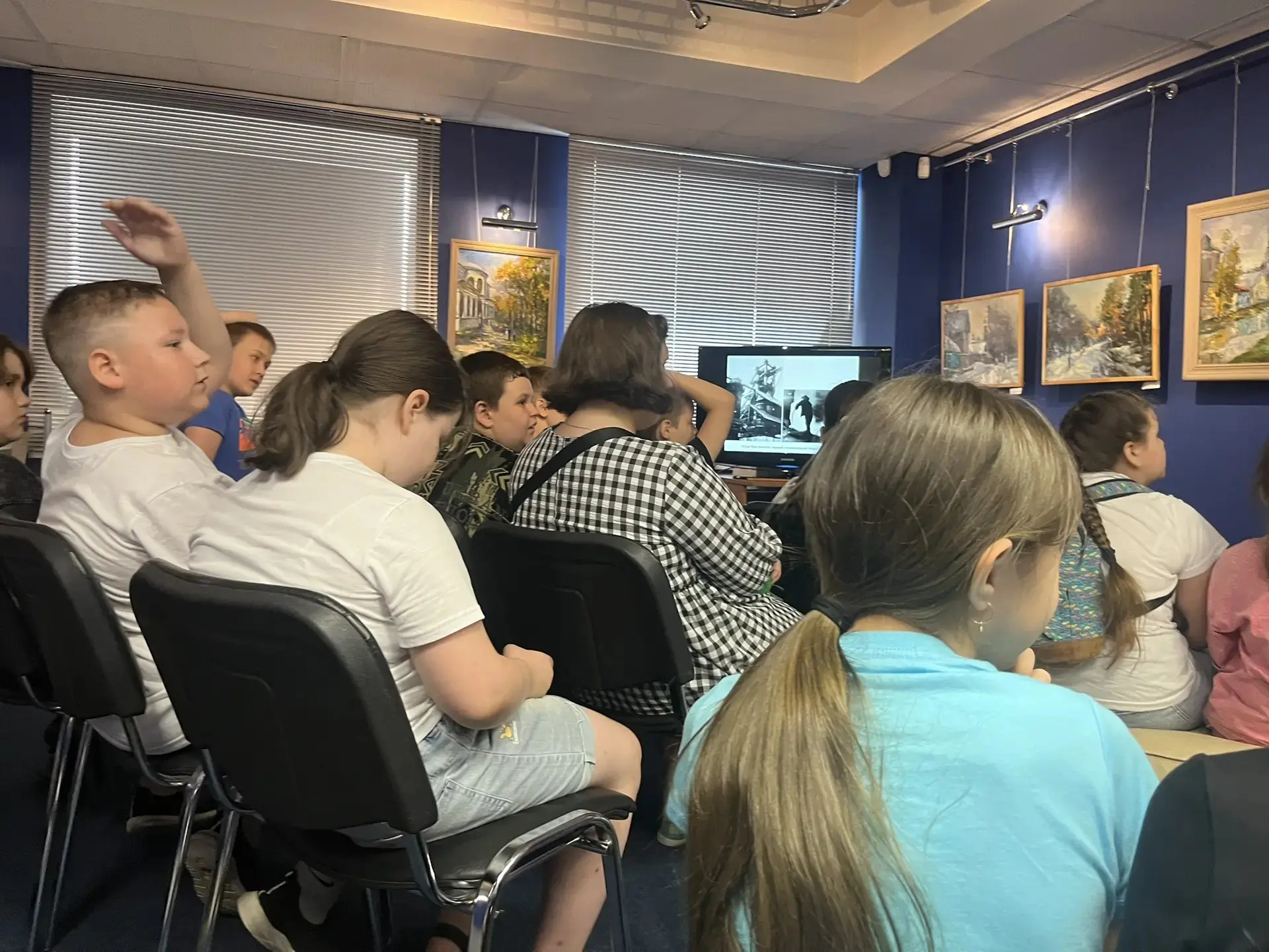 Воспитанники школьного оздоровительного лагеря побывали на экскурсии в музее НЛМК. Ребята познакомил