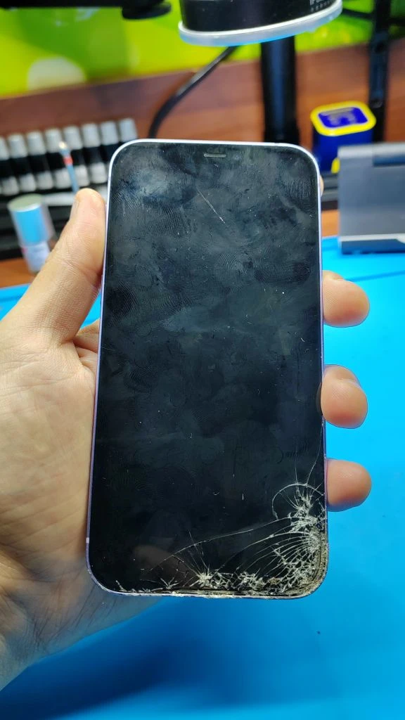 iPhone 12 с разбитым дисплеем и корпусом. Но заявка только на замену дисплея. В процесс...