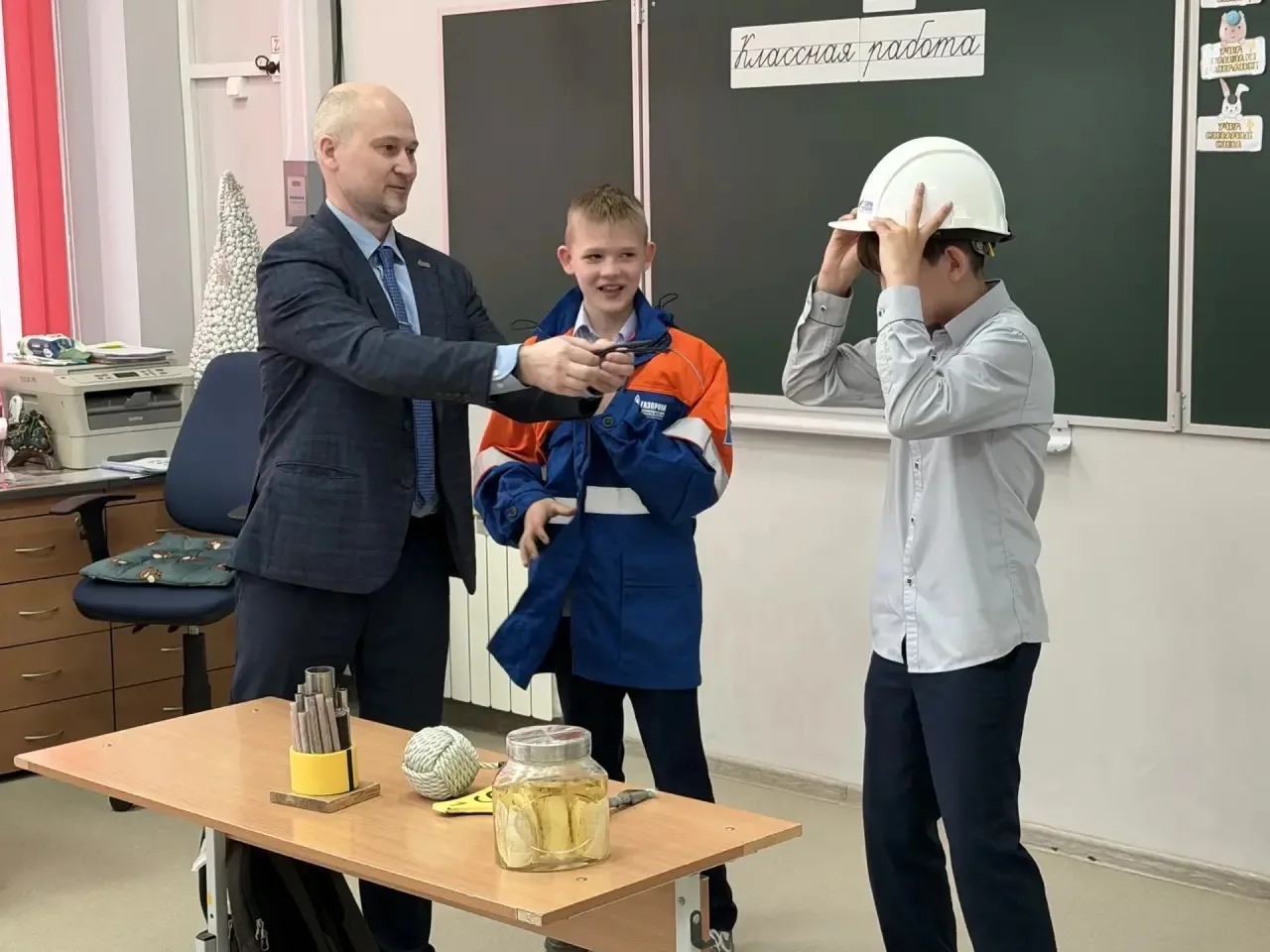 👷‍♂️Знакомство с профессией: ведущий инженер  🏗️ Для учащихся 4Г класса прошёл необычный и очень инт
