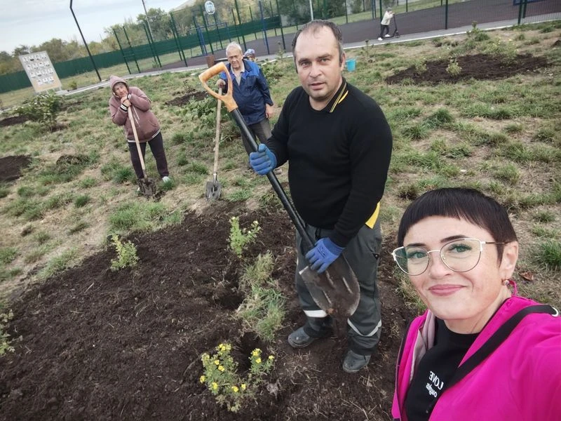 Житель Сызрани решил и деньгами, и работой поддержать молодой сквер