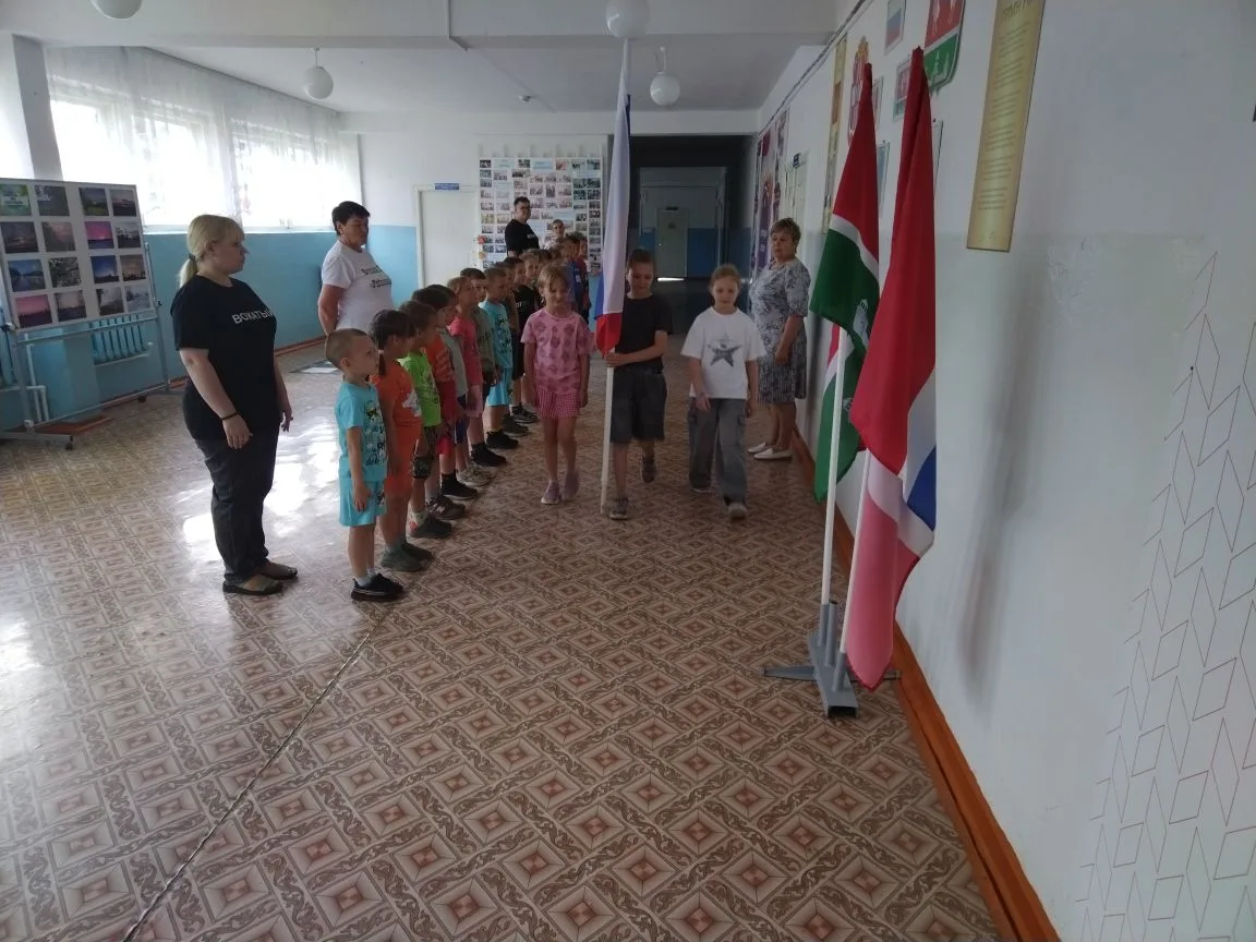 ЛЕТНЯЯ ОЗДОРОВИТЕЛЬНАЯ ПЛОЩАДКА

Утро понедельника, 15 июня, в нашем лагере началось с торжественног