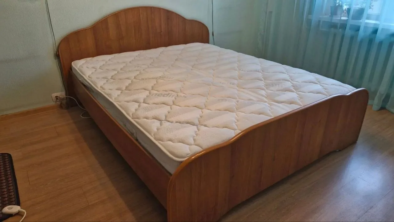 Продам кровать двухспальная  размер 160/200 в хорошем состоянии с ортопедическим матрас...