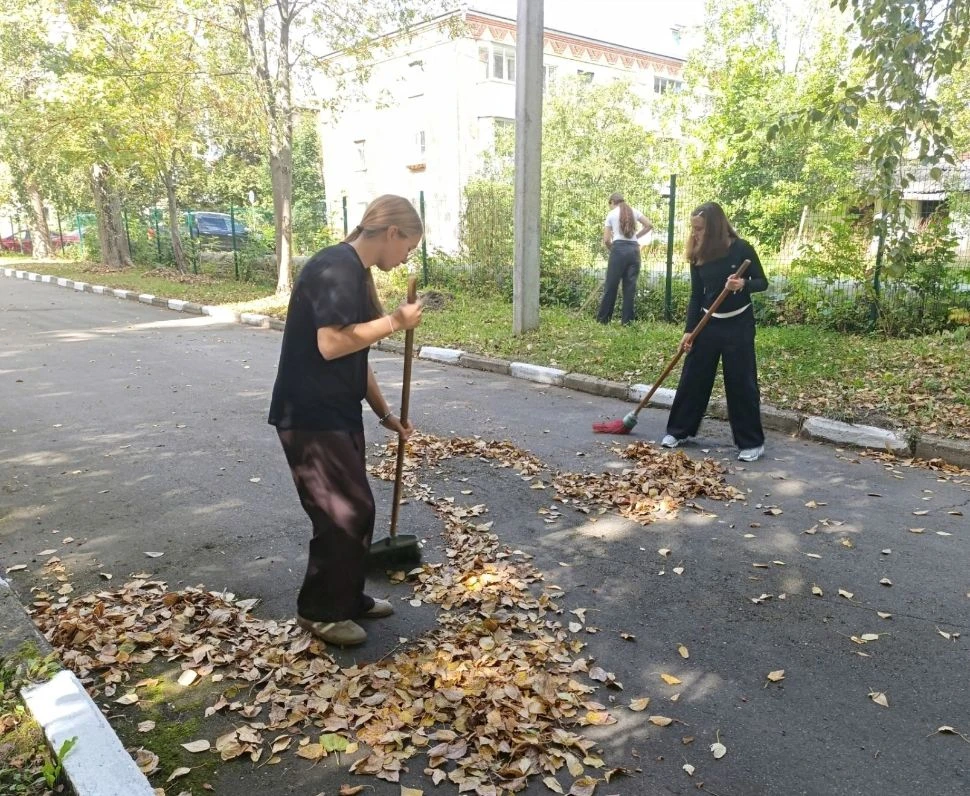 🍂🍁Благодарим учащихся 8а, 9а и 9б классов за участие в уборке территории школы! 🍁🍂
