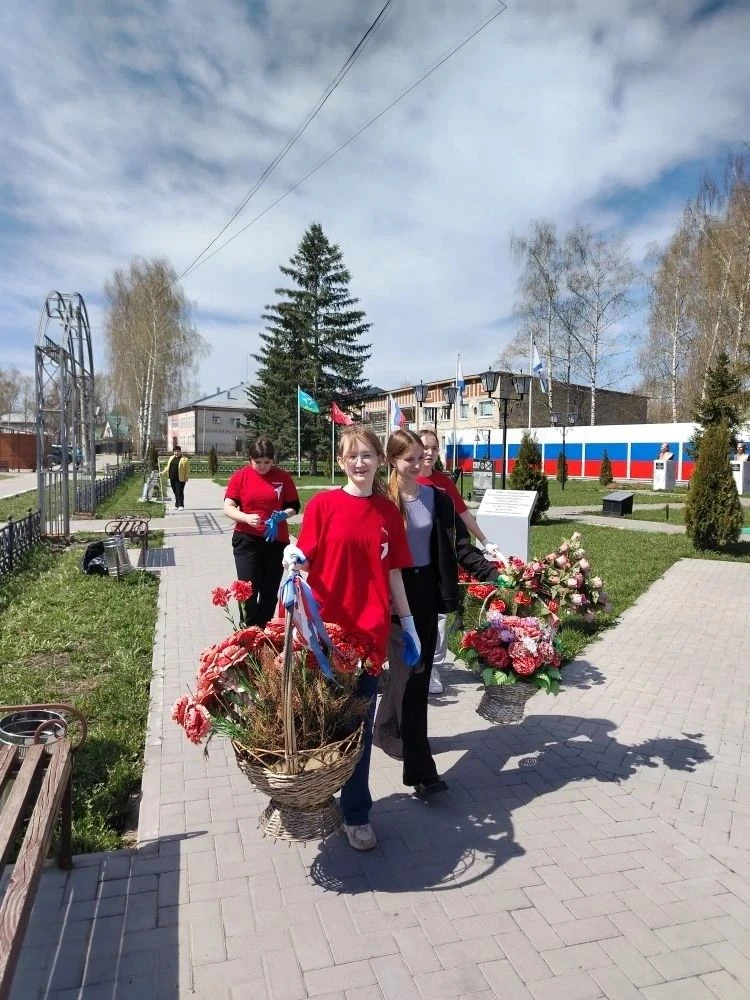 ПЕРВЫЕ ПОМНЯТ