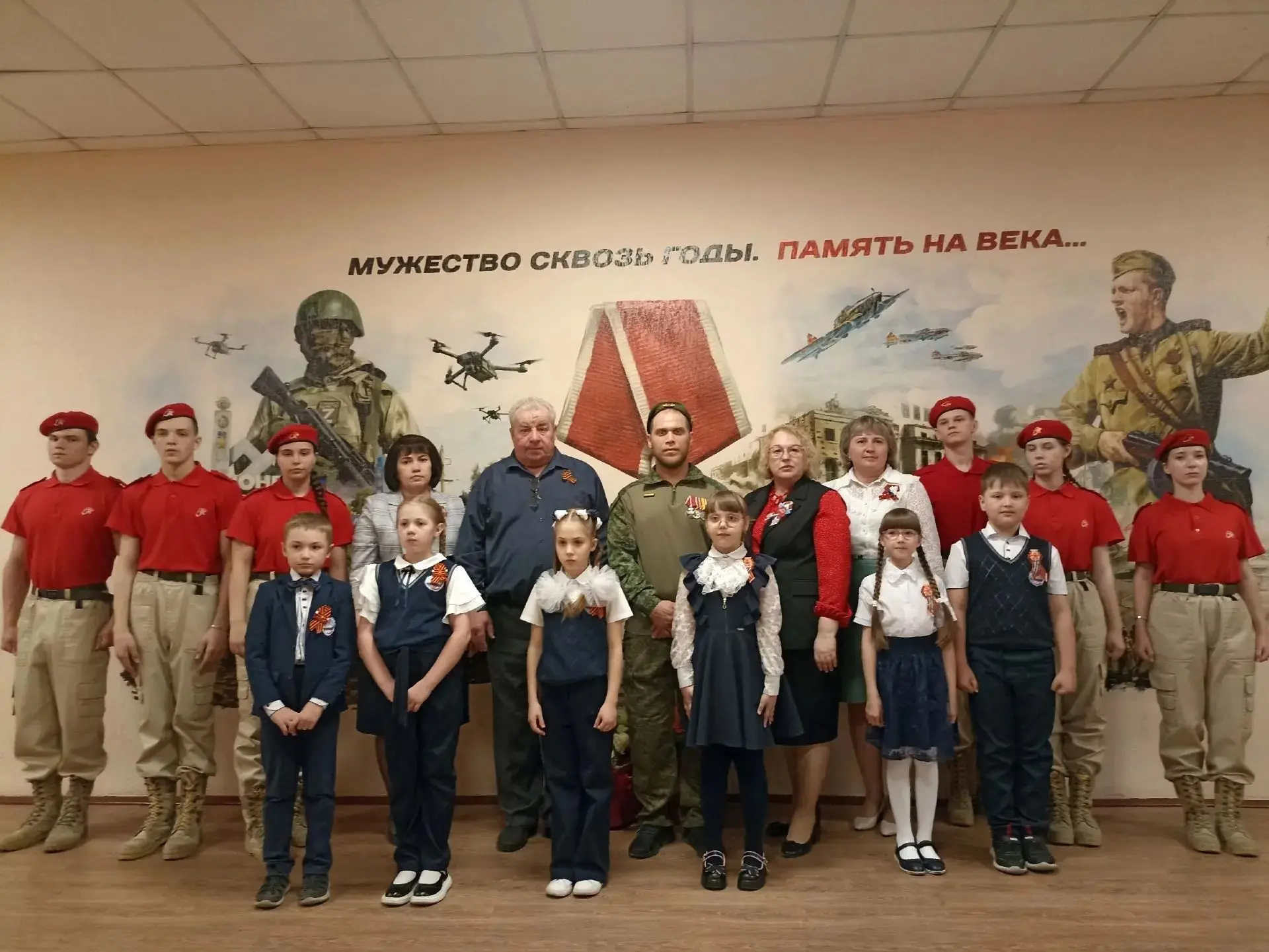 🇷🇺В барнаульской школе открыли мурал, посвященный защитникам Отечества  Накануне празднования Дня По