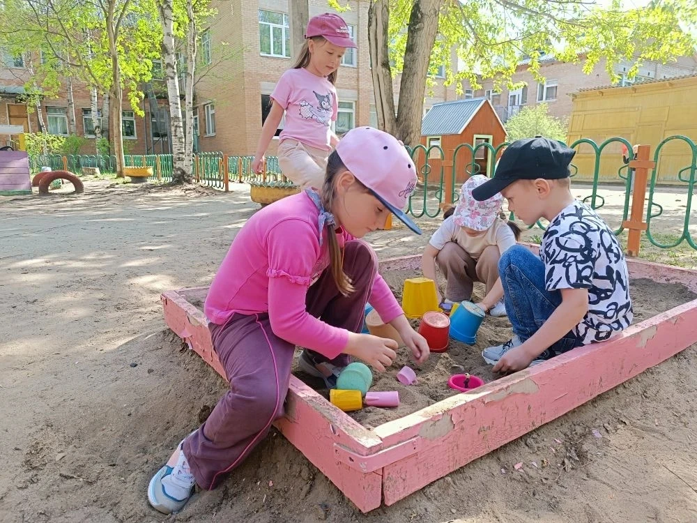 Раздаётся визг и смех,