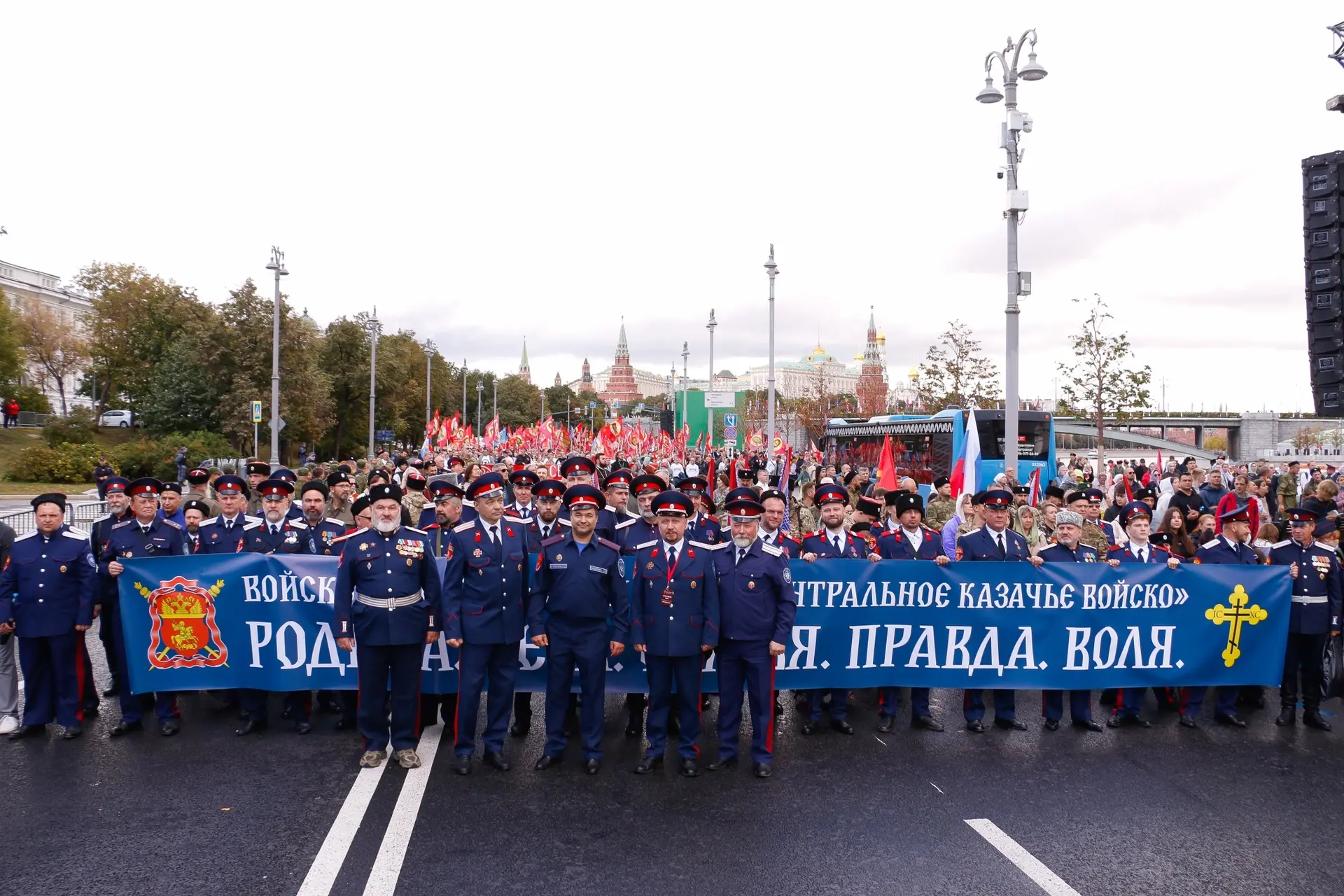Казаки войскового казачьего общества «Центральное казачье войско» во главе с атаманом А...