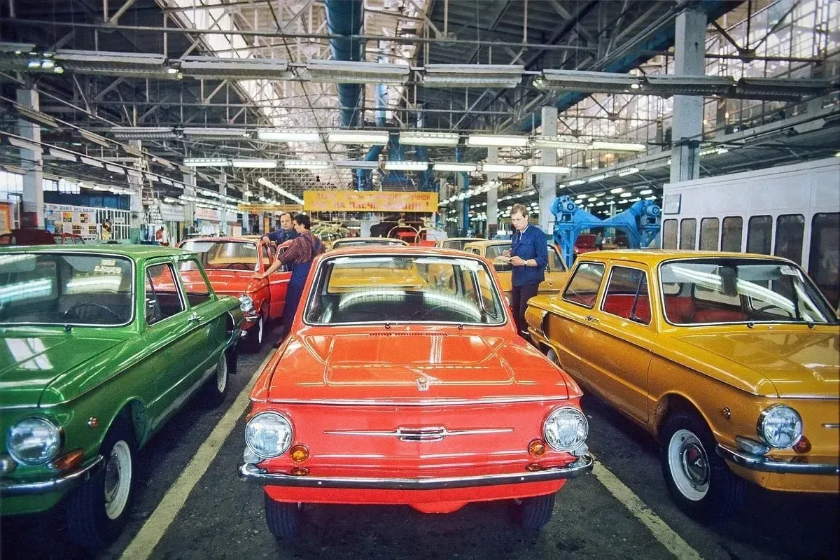 Цех сборки автомобилей ЗАЗ-968А ''Запорожец''