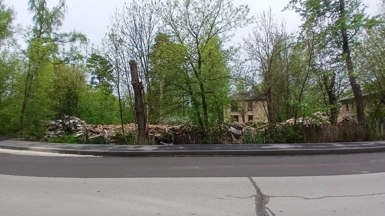 🏚 Жители западной стороны обратили внимание на заброшенное здание по дороге к школе №5.  По словам м