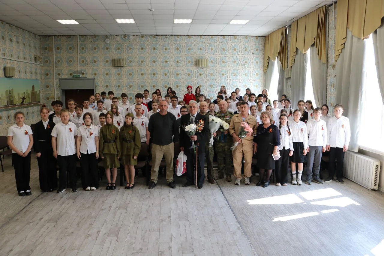Есть такая профессия — Родину защищать!  Сегодня в нашей школе прошёл урок мужества для обучающихся 