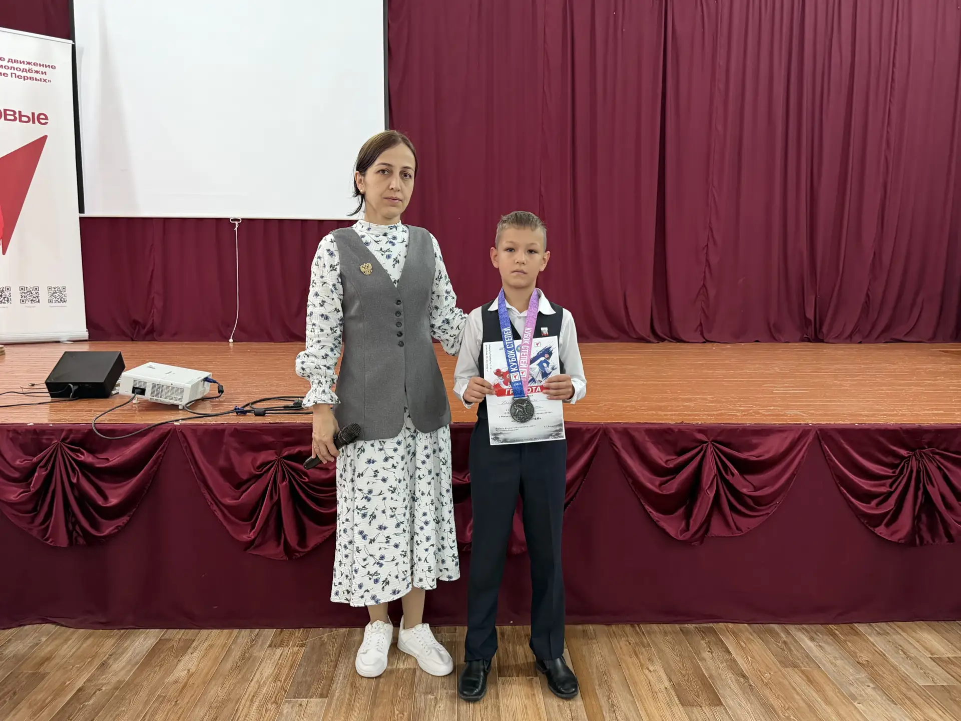 Сегодняшнее утро в школе традиционно началось с торжественной линейки, церемонии поднят...
