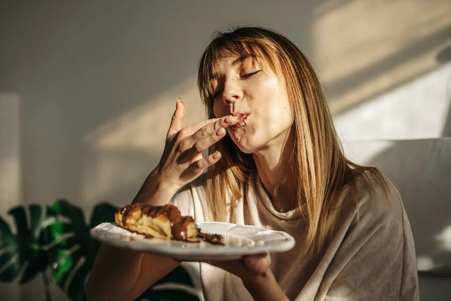 🍫 Учёные объяснили, почему вечером сильнее хочется сладкого