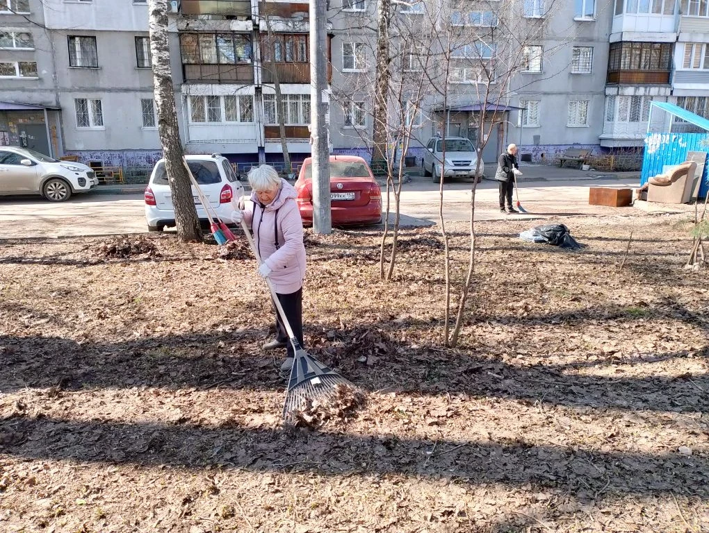 В рамках месячника по благоустройству на ул. Акимова, 16 состоялся субботник.  В мероприятии приняли