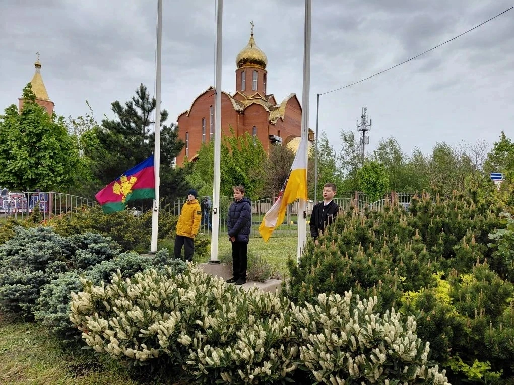 ТОРЖЕСТВЕННАЯ ЛИНЕЙКА В строю и в тишине: о чём пели наши деды в минуты затишья?  🇷🇺 Сегодня на трад