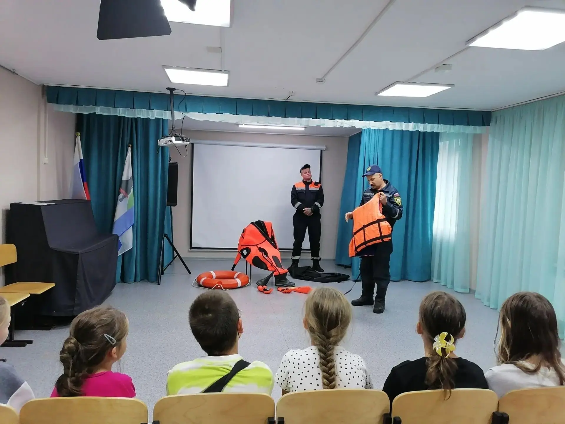 ✅В гости к учащимся ЦДТ «Восход» приехали спасатели аварийно-спасательной службы МКУ «Б...