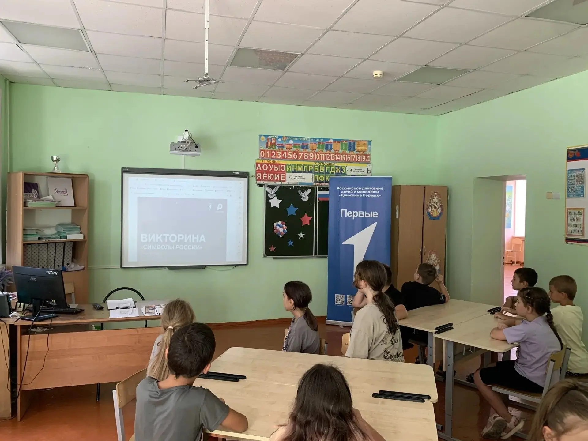 🇷🇺 Гордость за страну: воспитанники ЛДП «Искорка» присоединились к акции «Цвета Родины»