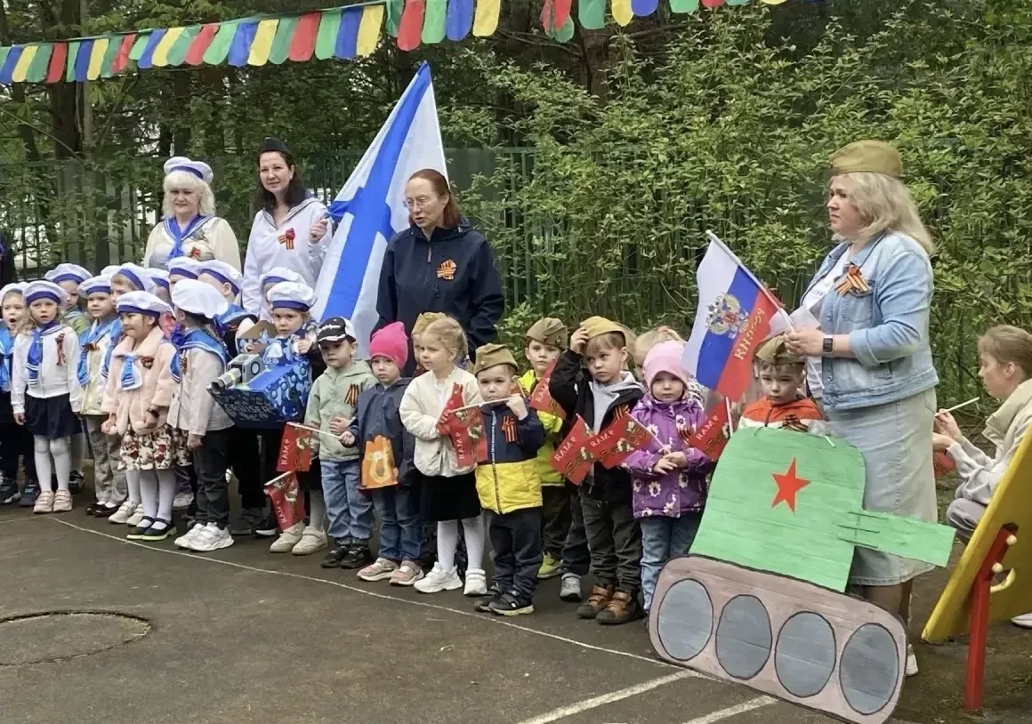 Парад памяти и гордости 🇷🇺  🎖️ В нашем садике прошёл торжественный парад! Ребята с флажками, цветами