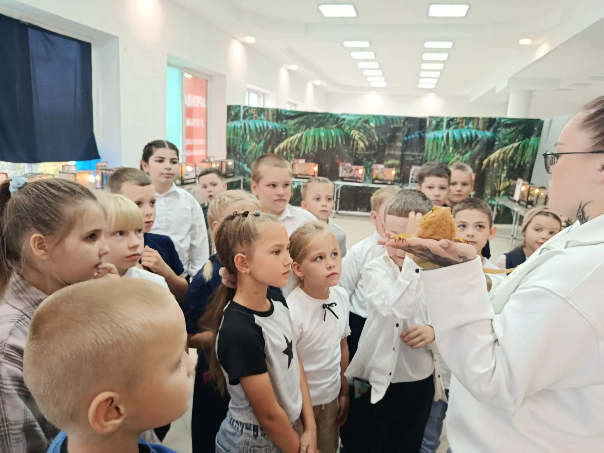 Сегодня наш 2 «А» класс совершил настоящее путешествие в мир экзотики! Ребята побывали ...