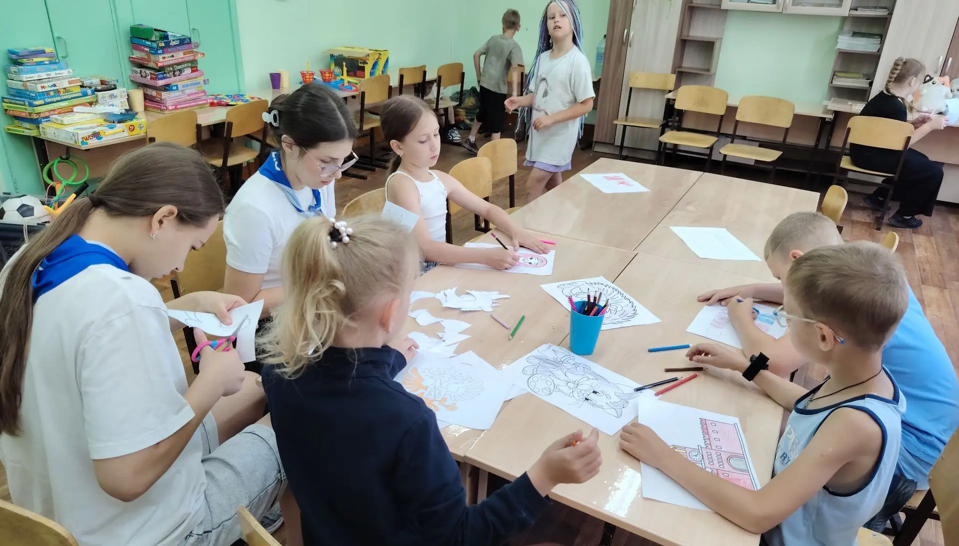 Сегодня дети пришкольного лагеря "Алый парус - 2026" совместно с Движением Первых приняли участие во