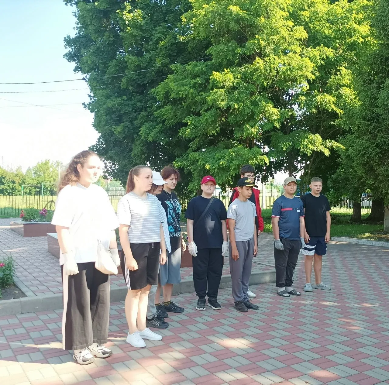 С минуты молчания начался день летней практики для учащихся 5-8 классов. В День Памяти и Скорби ребя