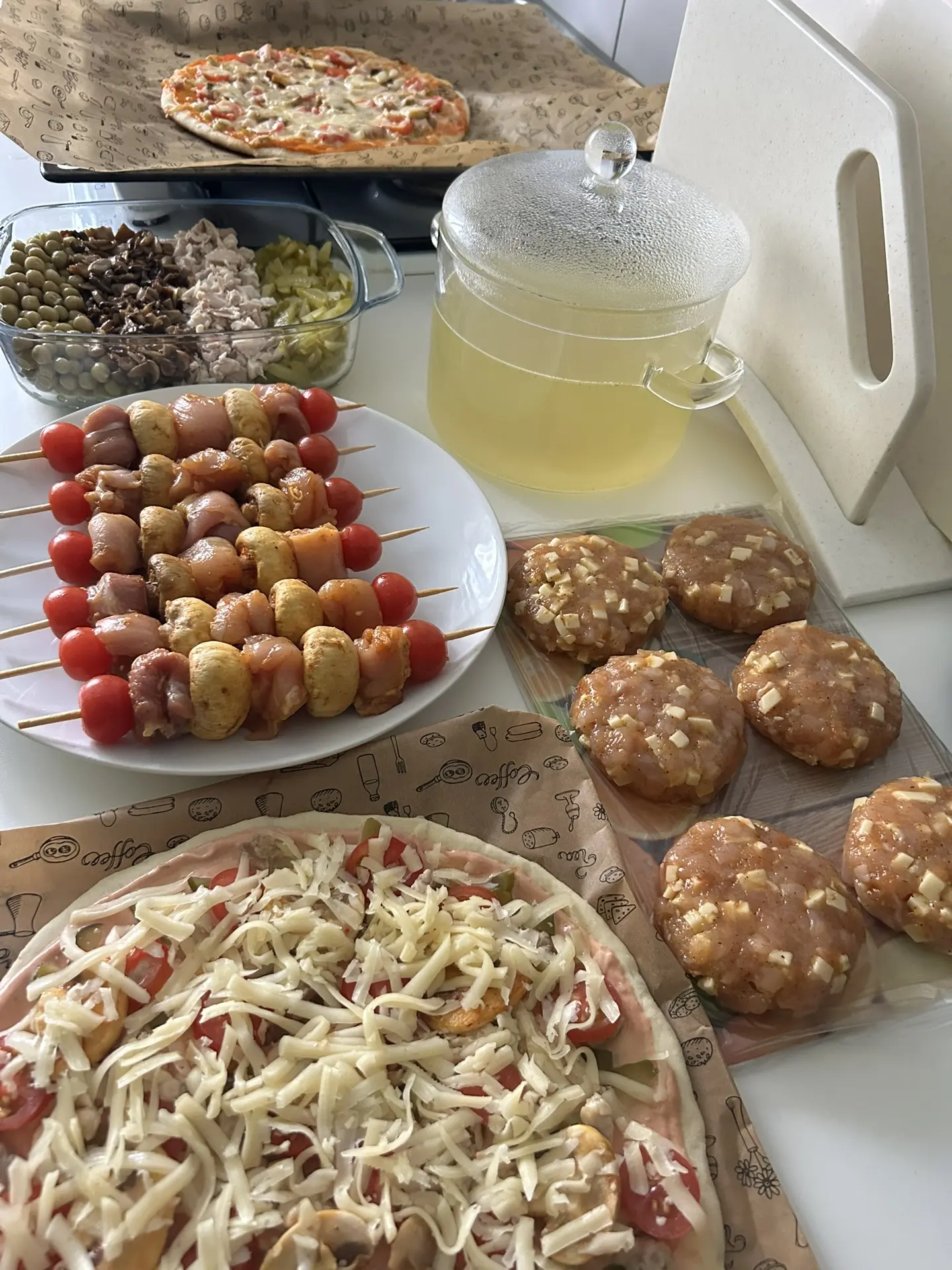 Сняла 11-ю серию «Несколько блюд из одной курицы».
Приготовила:
✔️шашлычки
✔️рубленые котлеты
✔️пицц