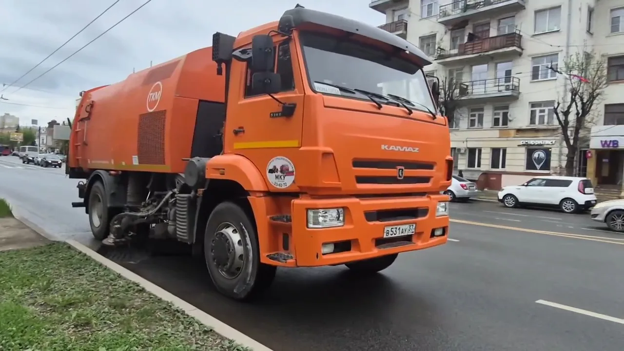 ✅Восемь поливомоечных машин мыли центральные дороги и прилегающие к ним улицы в ночь на...