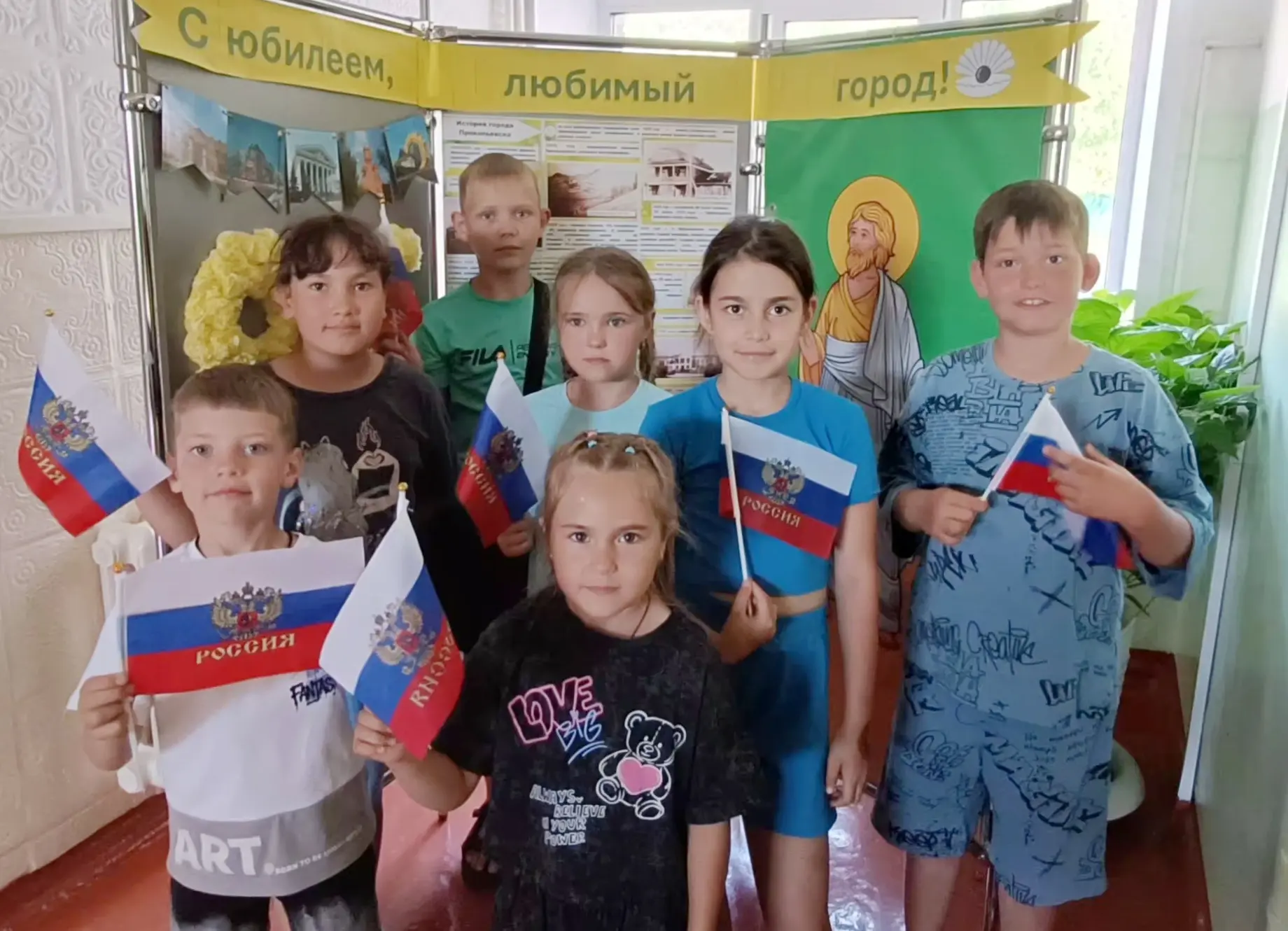 Сегодня в нашей гимназии № 72 стартовала акция «Родиной горжусь»! ️🤍💙♥️