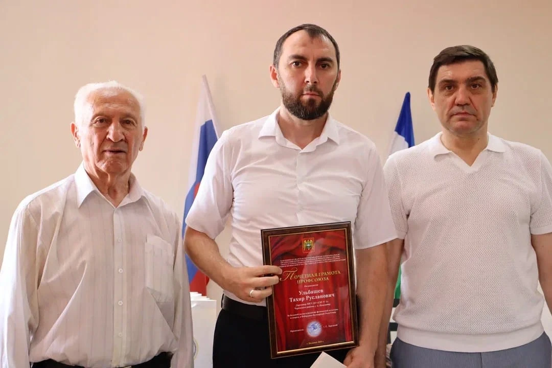 Поздравляем нашего директора Тахира Руслановича Ульбашева с почётной грамотой! 🎉