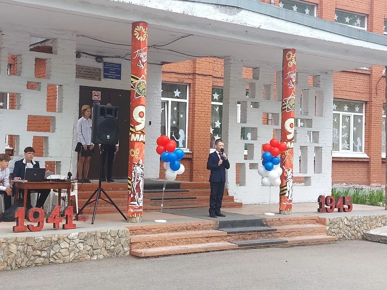 Друзья, сегодня в на крыльце нашей школы звучали самые важные и пронзительные мелодии и слова! ✨  Со