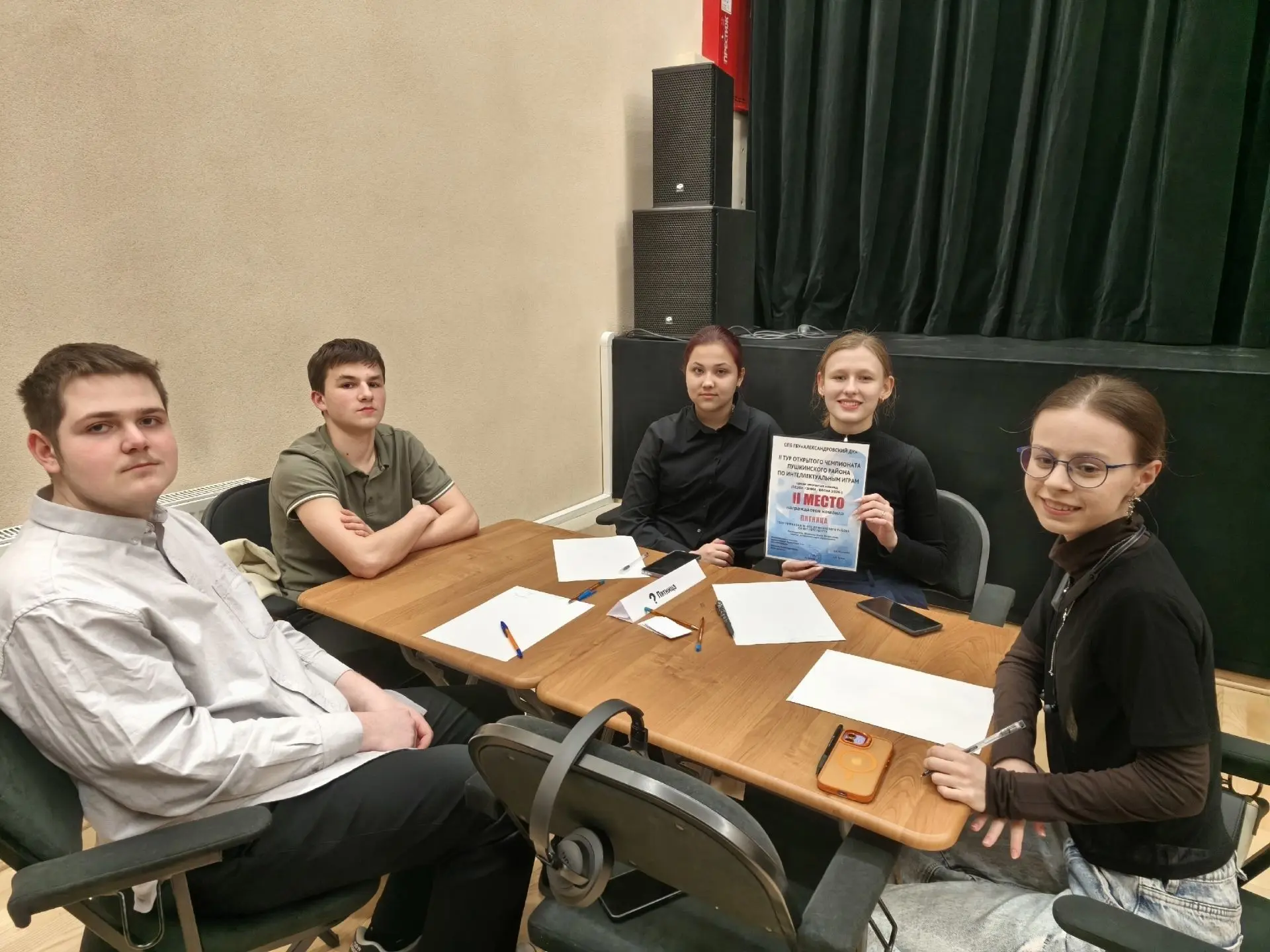 Поздравляем команды гимназии, одержавшие  победу  в интеллектуальной игре «Что? Где? Когда?»  на чем
