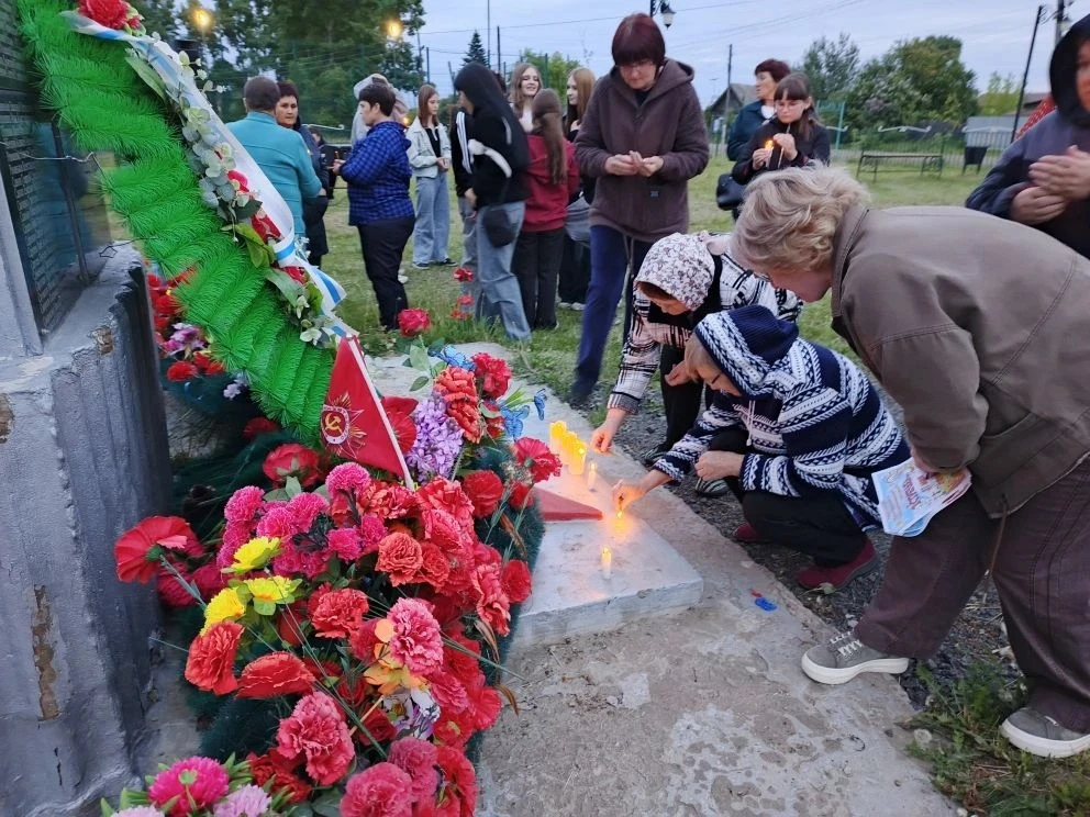 Худоеланцы в  День памяти и скорби зажгли свечи у обелиска. 
В 85-ю годовщину начала Великой Отечест