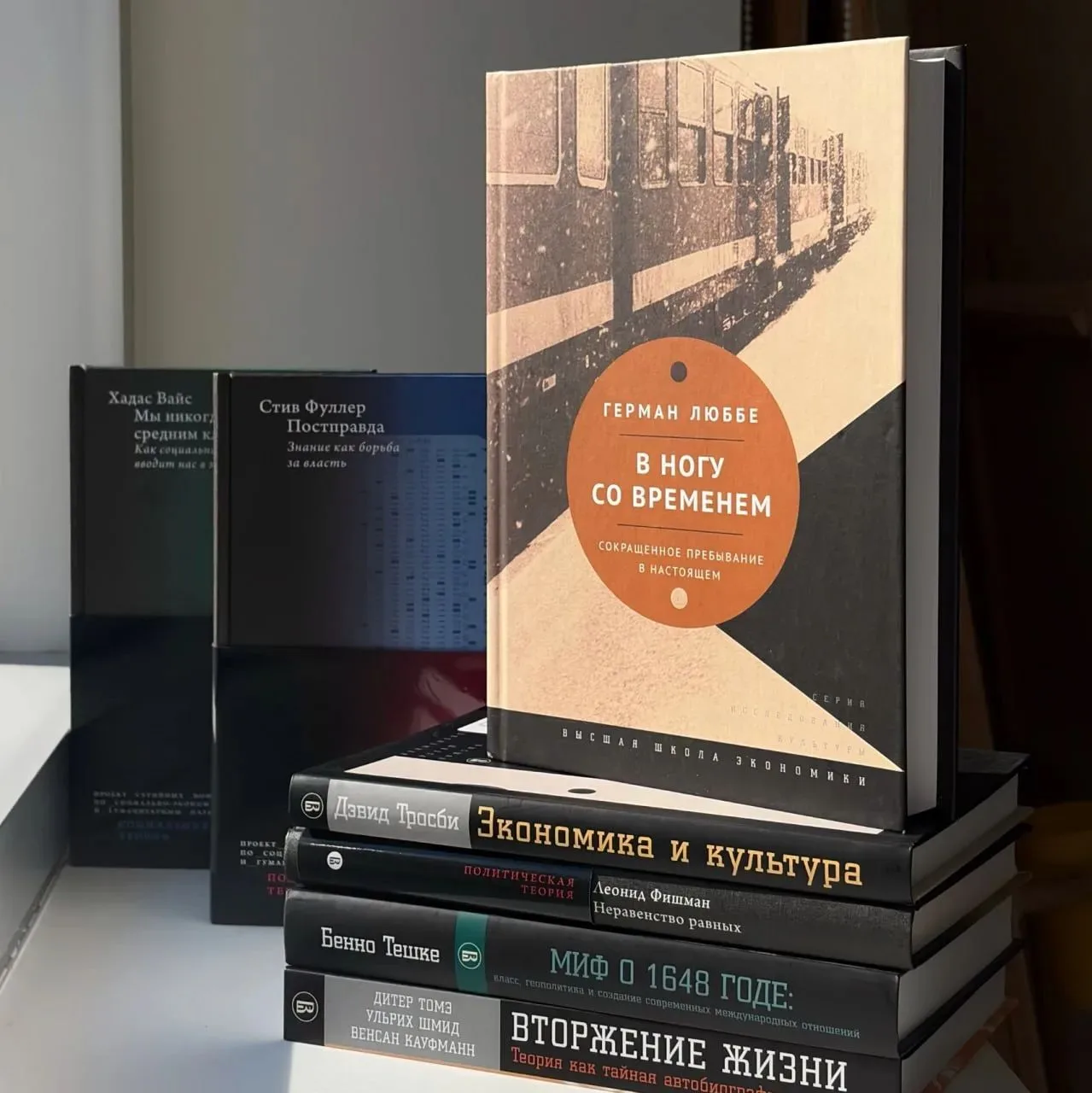 〰 Неделя Издательского дома ВШЭ в Галерее «Виктория»