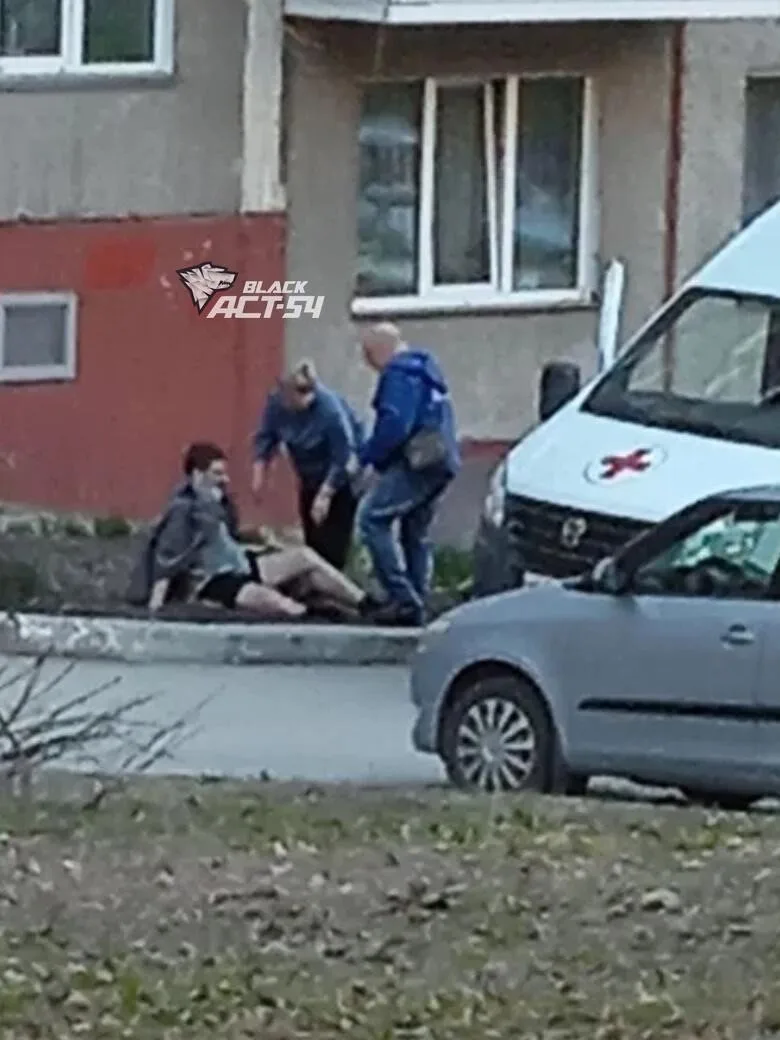 В Новосибирске мужчина выпал из окна пятого этажа