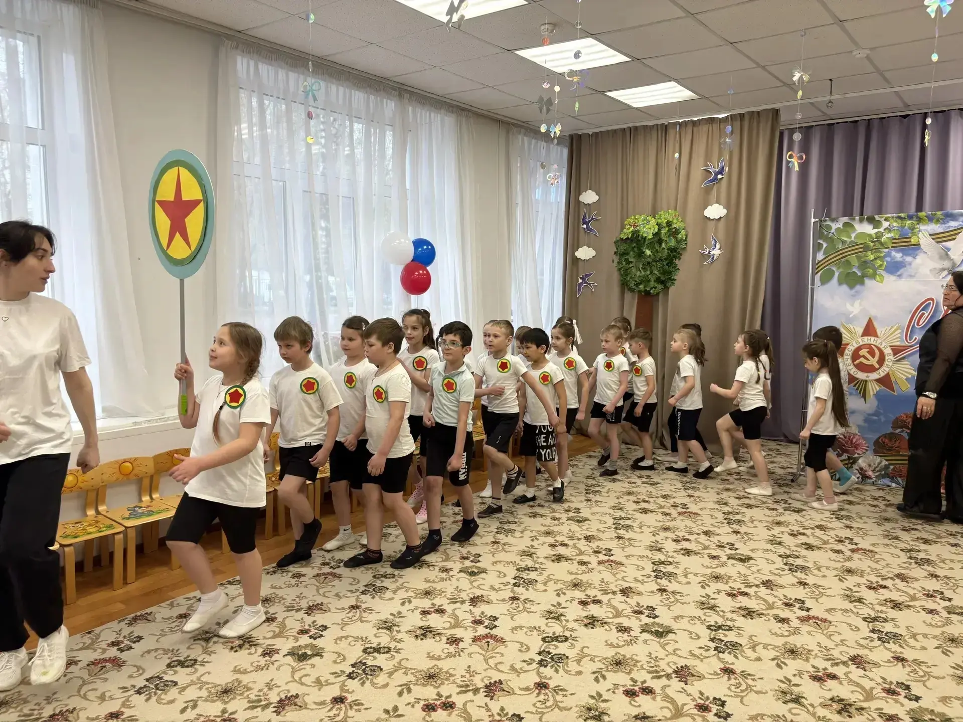 В старших и подготовительных группах дошкольного отделения «Калинка» прошёл смотр строя и песни, пос