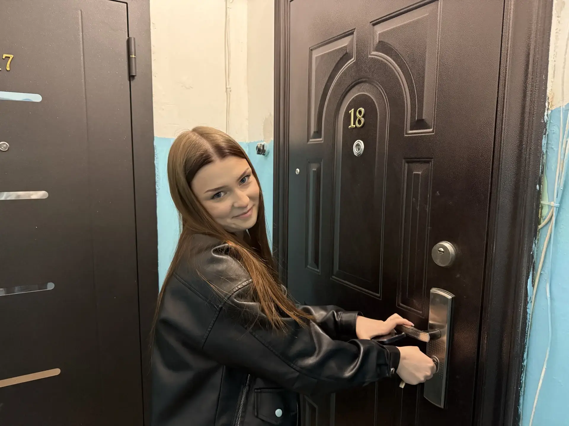 ✔️Елена Нестеренко, жительница Долинского района, получила ключи от однокомнатной квартиры в Долинск