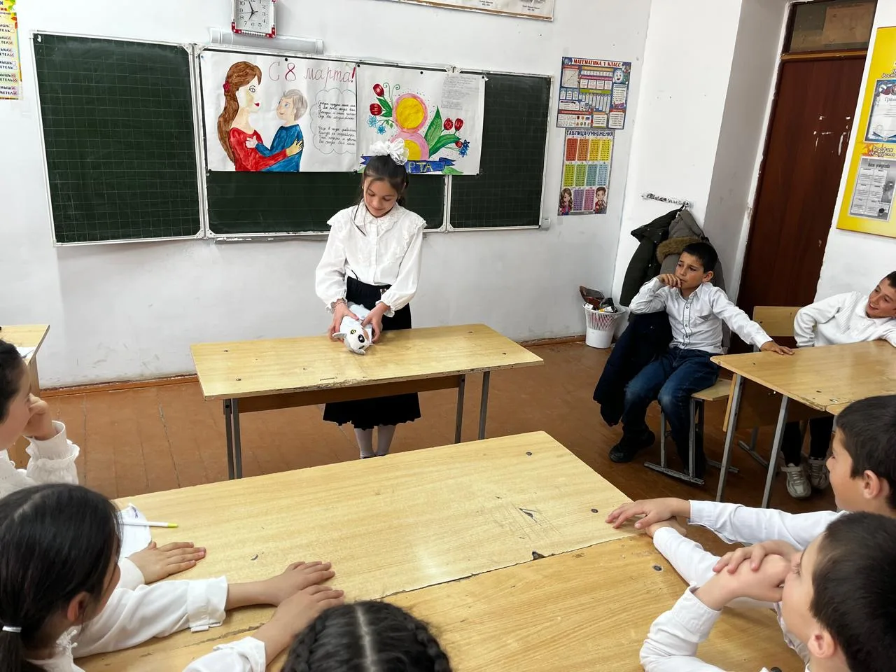 В 4 «Б» классе прошёл классный час, посвящённый празднику 8 Марта, под руководством кла...
