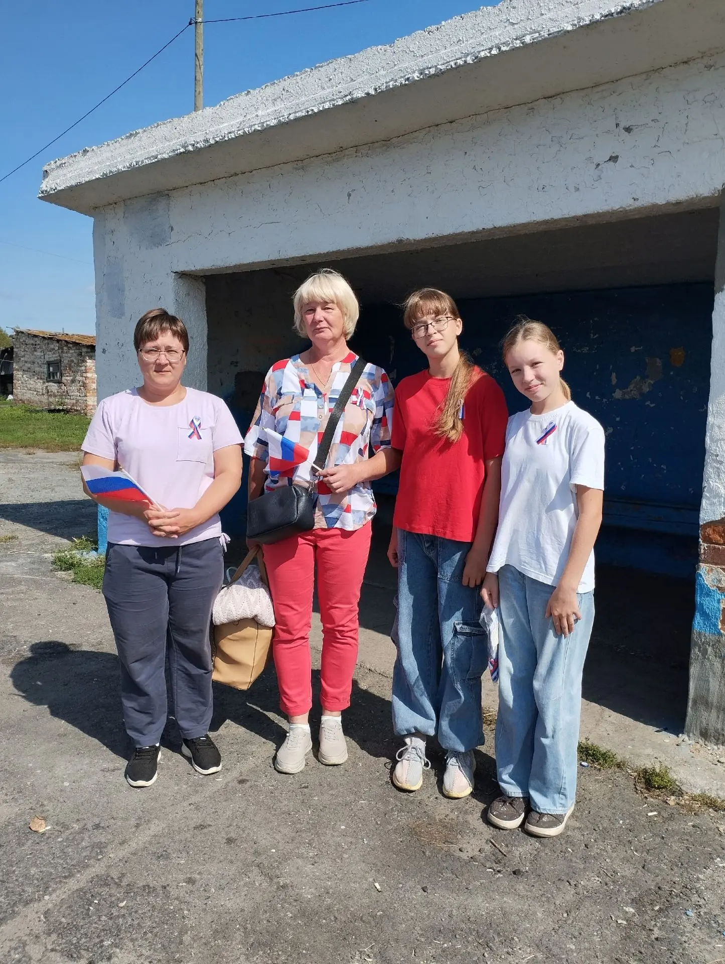 В селе Черемыш прошла акция «Российский триколор», посвящённая Дню Государственного фла...