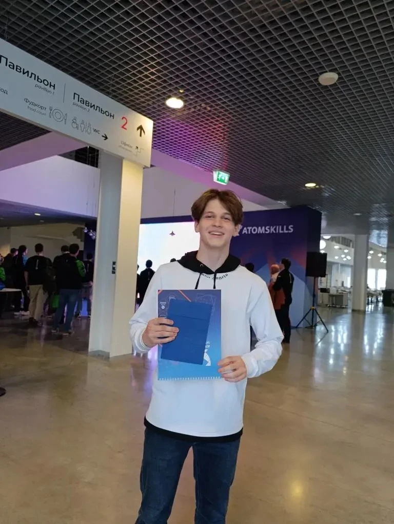 🎉 Наши ученики на выставке AtomSkills!  Сегодня ребята из нашей школы вместе с учителей физики Марин
