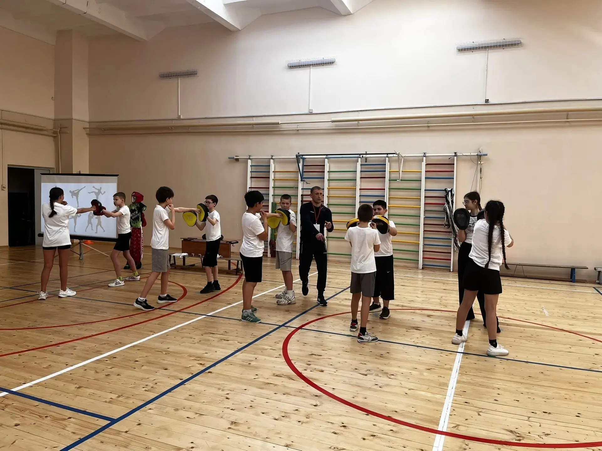 🥊 Учащиеся 6Б на открытом занятии в рамках конкурса «Сердце отдаю детям»!  🎯 Ученики 6Б класса нашей