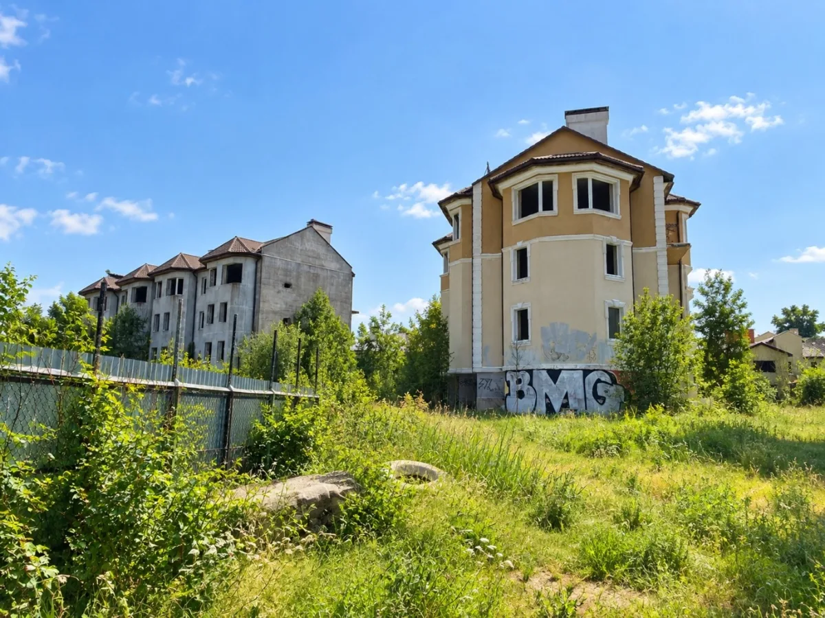 11-летняя девочка упала с высоты в «заброшке» на Кутузовском шоссе. Поговорите с детьми...