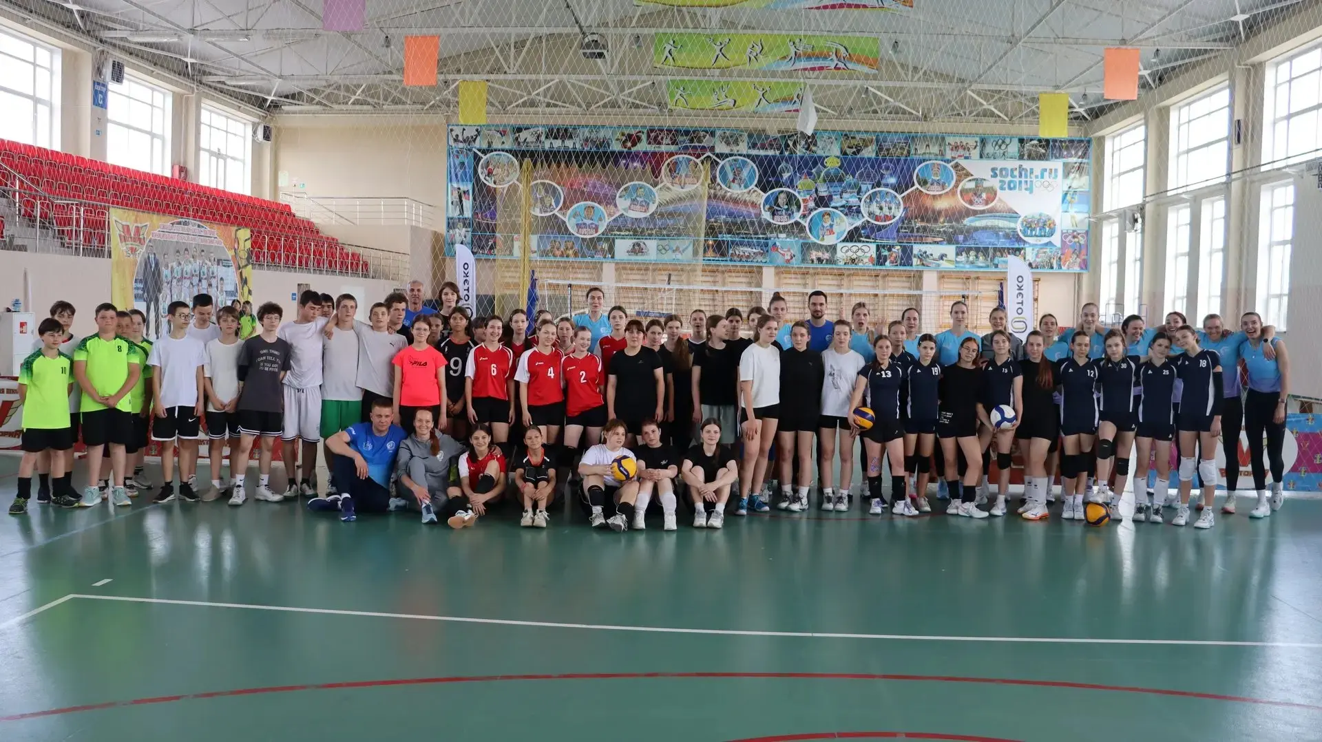 🏆 Сыграть на одной площадке с кумиром — мечта любого спортсмена, а для юных волейболистов Темрюкског