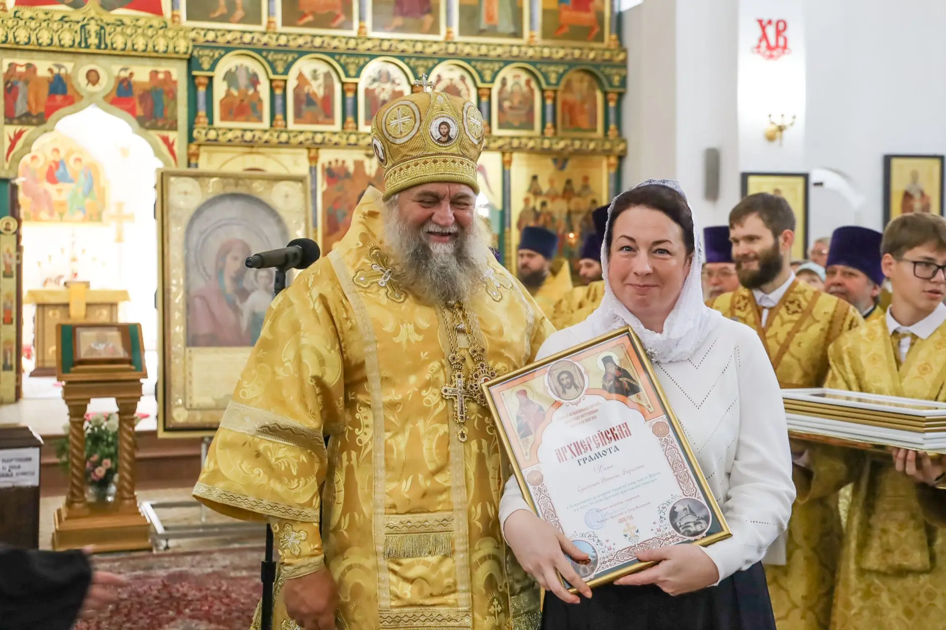 По окончании Божественной литургии епископ Константин вручил благословенные грамоты сле...