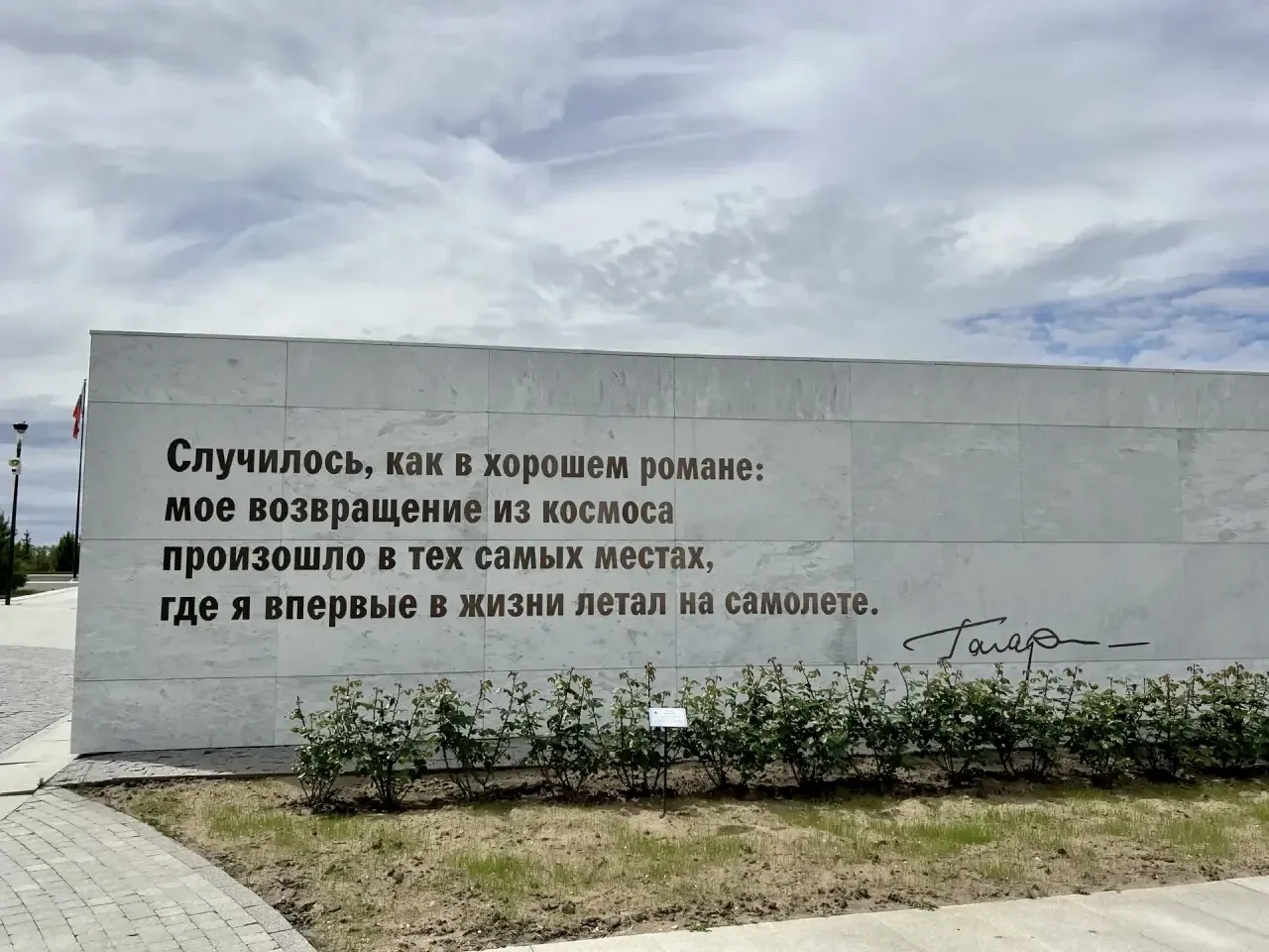 🚀 Поехали! С Днем космонавтики! 🌌✨  Сегодня, 12 апреля, мы отмечаем день, когда человек впервые пере