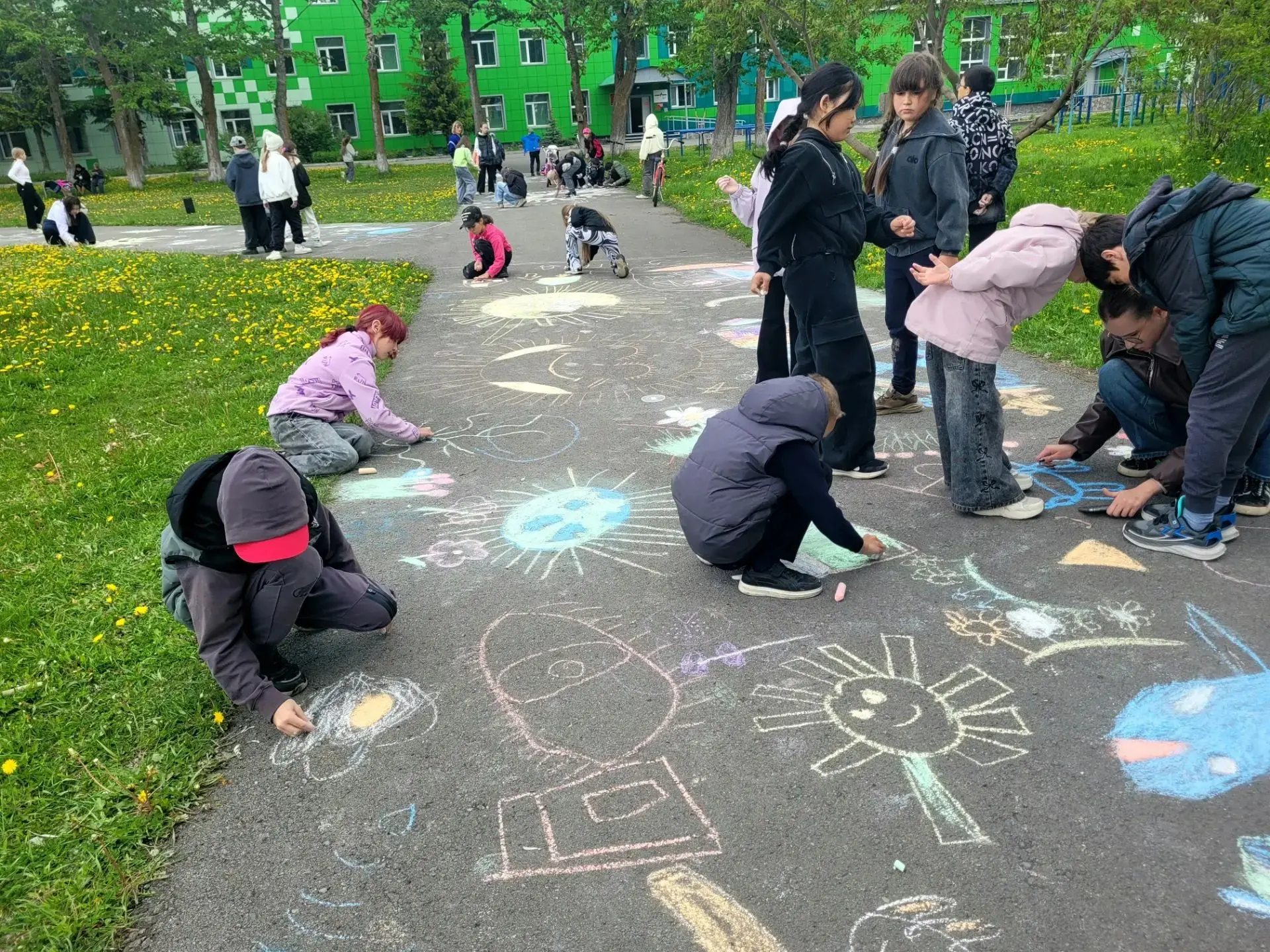 🕊 В День памяти и скорби в лагере мы поговорили с детьми о важном, а потом дали им мелки — и ребята
