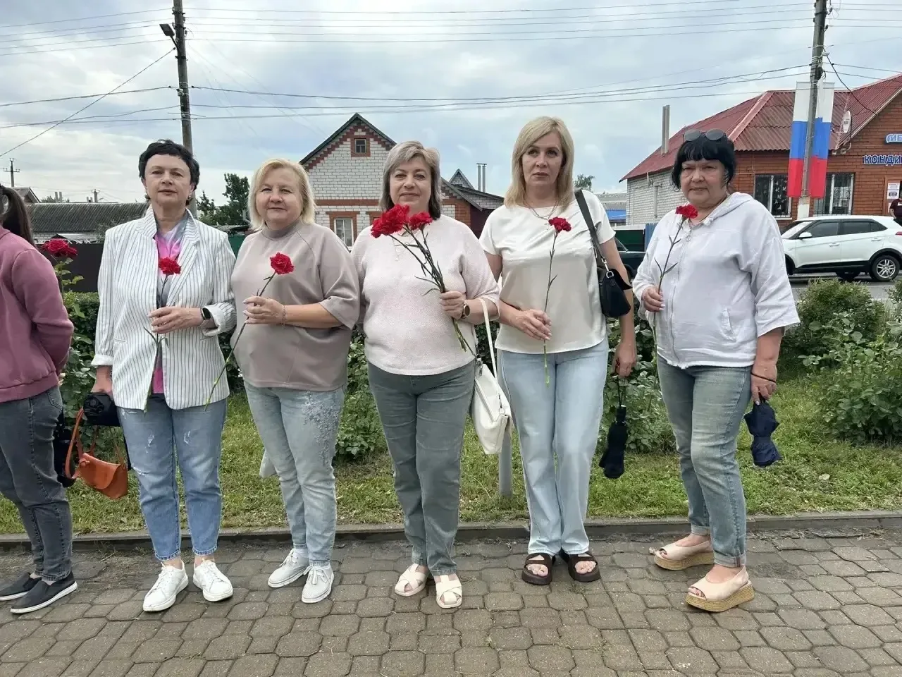 Сегодня, в День Прохоровского поля, представители  соцзащиты 
пришли к мемориалу чтобы вместе с ново