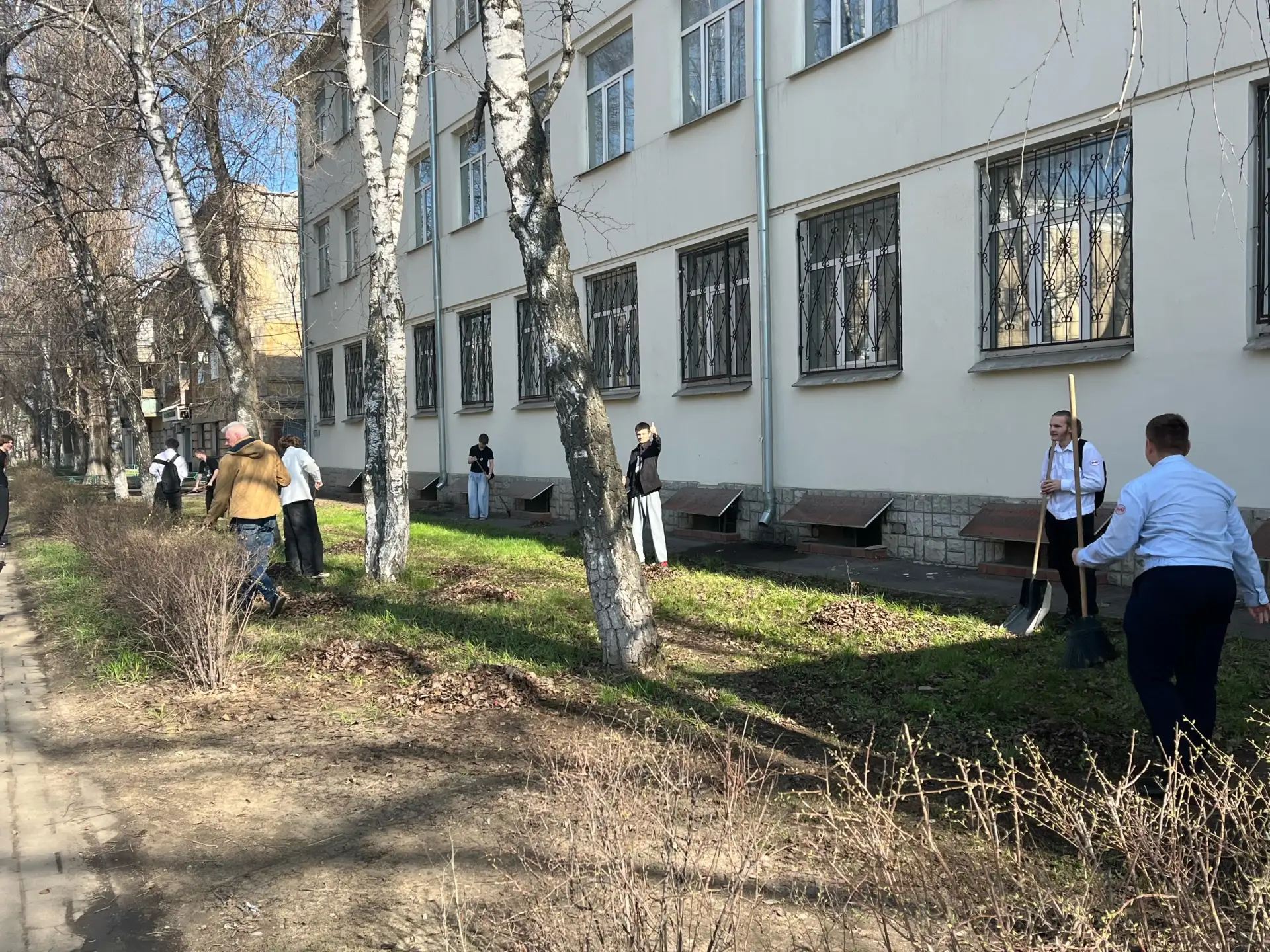 Весна вступает в свои права, а это значит — время наводить чистоту. Студенты филиала РГУПС снова взя