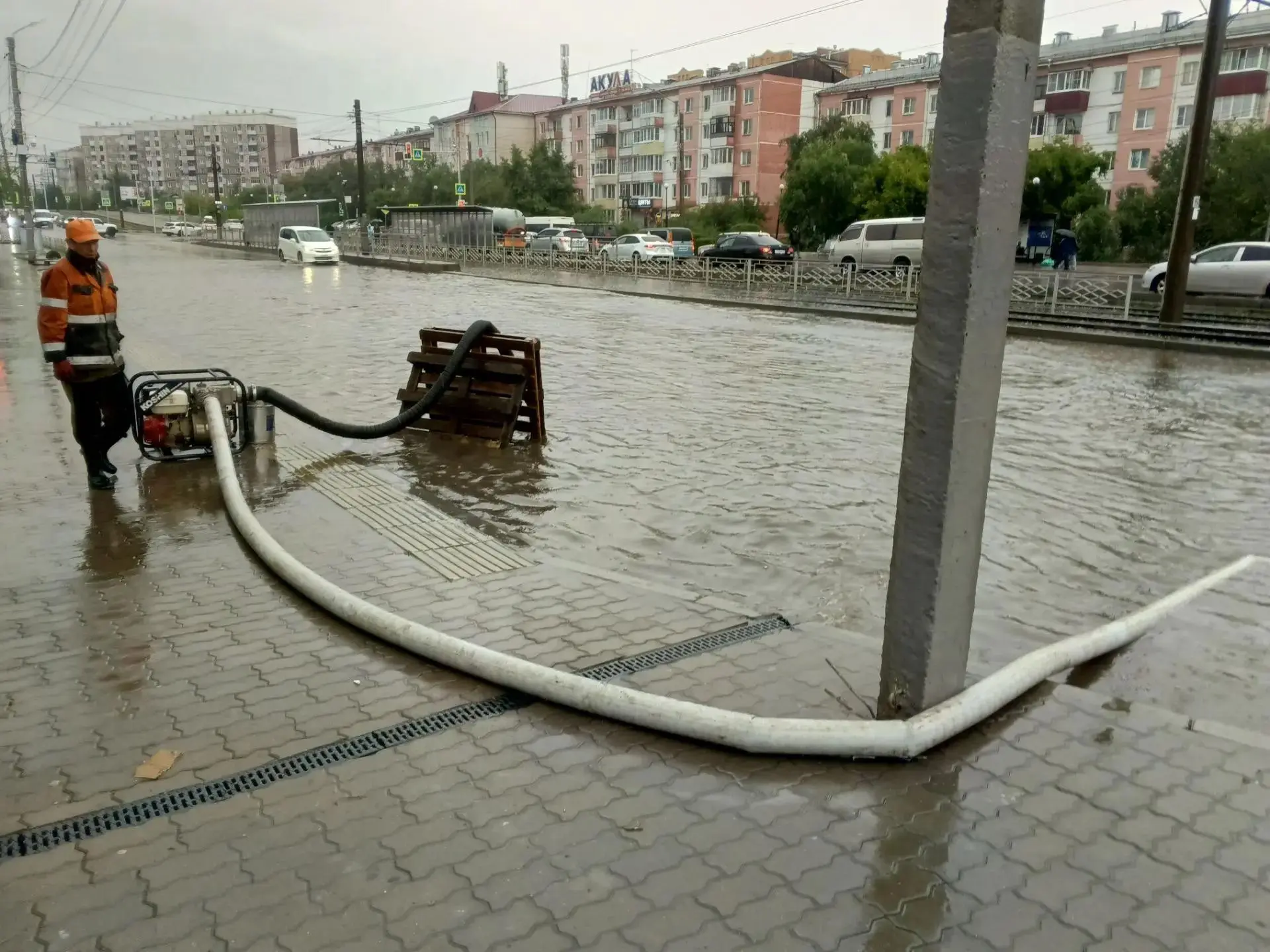 ☔️ В Улан-Удэ устраняют последствия дождя в городе. 8 вакуумных машин и 5 мотопомп рабо...