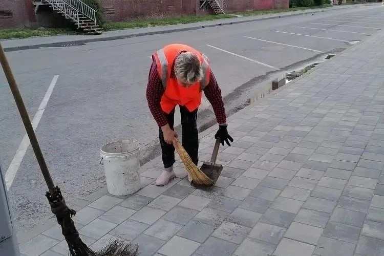 🧹 Пока Липецк спит, они уже на работе

Около четырёх утра на улицы города выходят уборщики территор