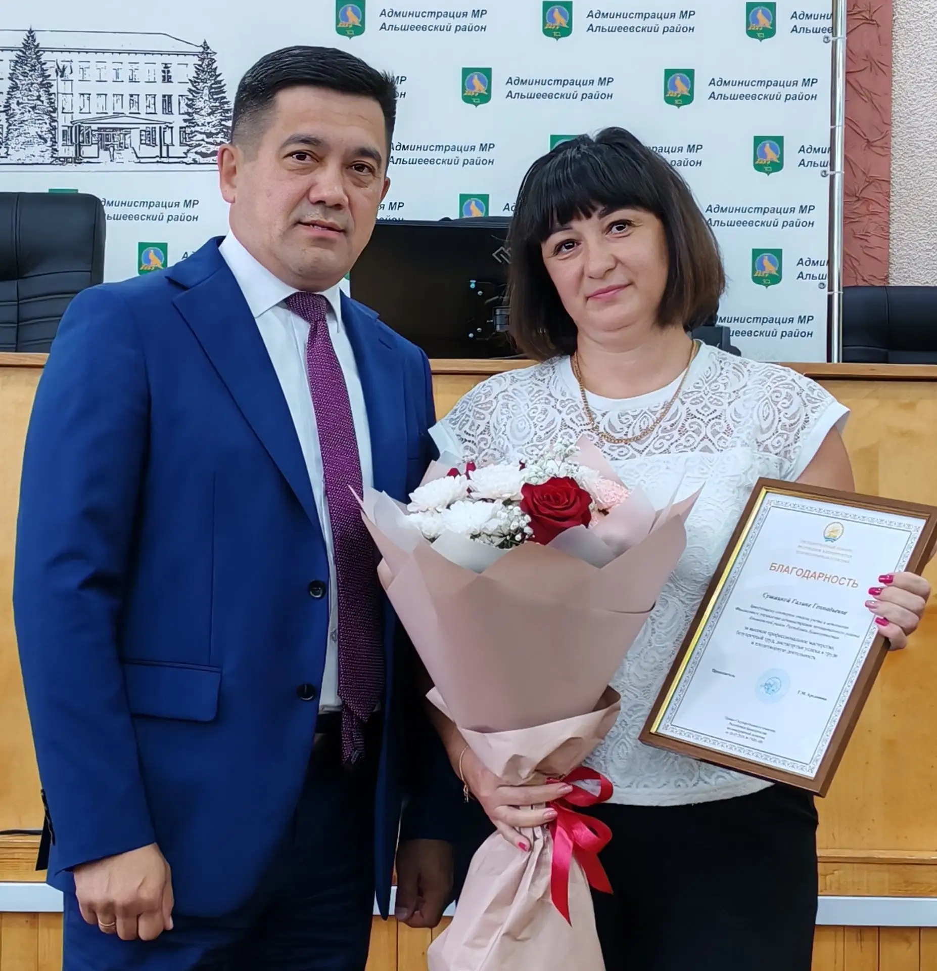 ▫️ Галине Сушицкой и Гузель Гаитовой глава муниципалитета Наиль Абелгузин вручил ведомс...