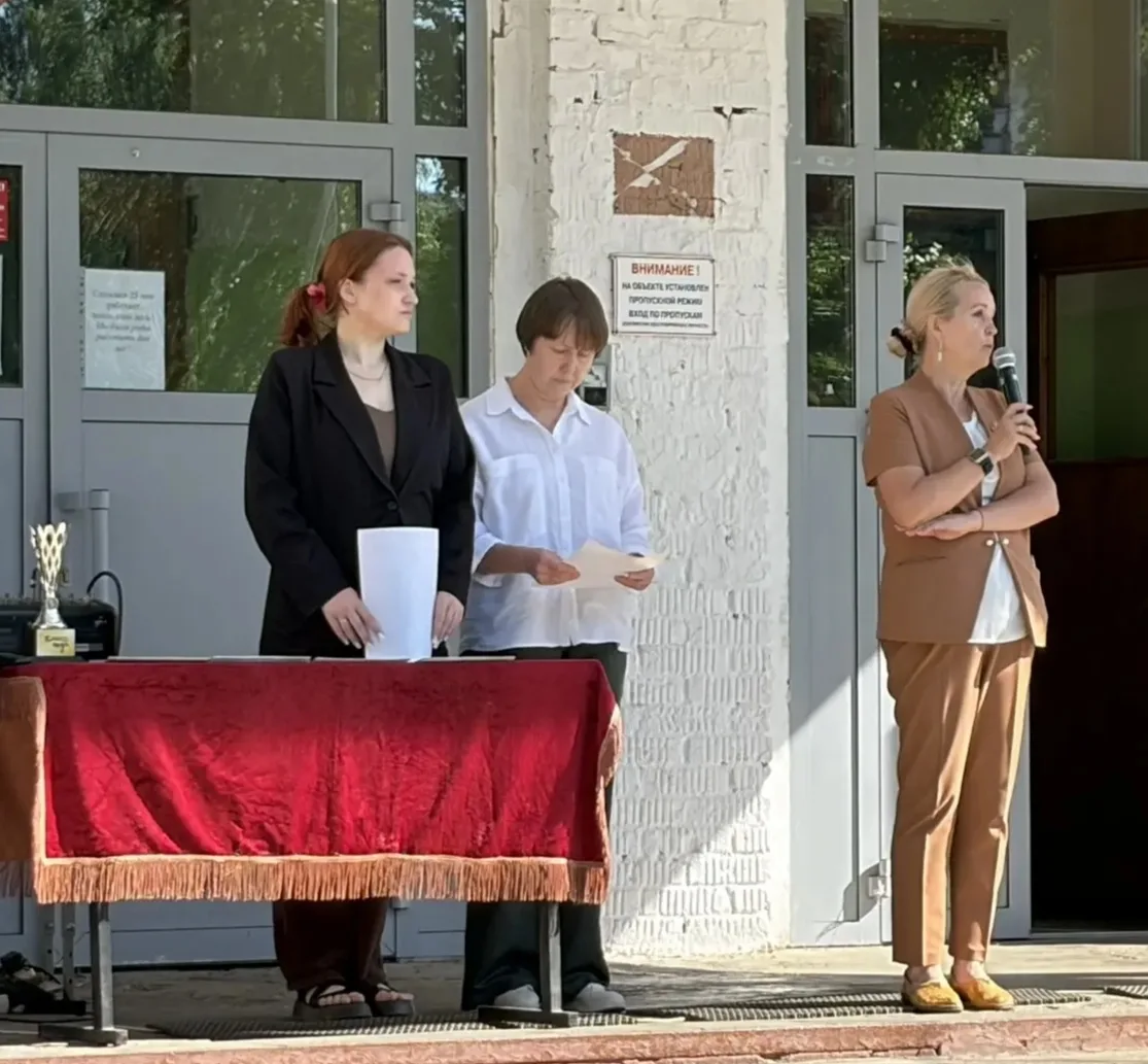 ИТОГИ ГОДА 

👩‍🎓 Сегодня в школе прошли торжественные итоговые линейки — мы подвели черту под таки
